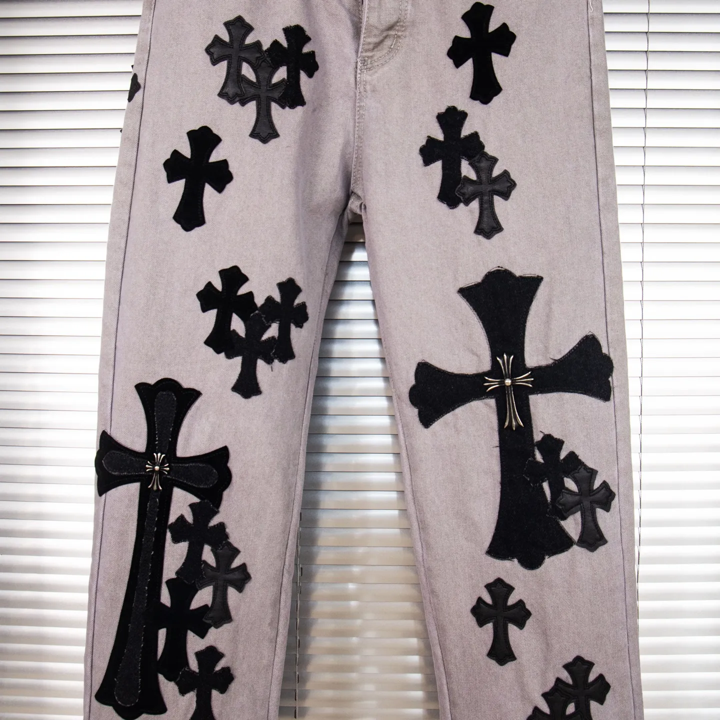 P290 Chrome Hearts Gray Cow King Jeans Multi-Leather Standard Work Jeans CH Jeans All need to be washed and then disassembled and hand-stitched with sheepskin cross leather and then spliced to complete. The whole process is too complicated to describe. About Chrome Hearts This is an extremely luxurious fashion brand that can also be called the aristocracy of the high street. It has always been an exclusive brand for some hipsters or the second generation of rich people. Compared with ordinary high streets, it is more luxurious and noble. Compared with luxury brands, it is more fashionable and individual. It has always been a brand that I have a special liking for. Style number: 1763# Color: Gray Size: 28 30 32 34 36
